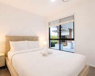 The Shailer Escape - Luxury Home with Private Pool - Slacks Creek