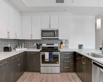 Sunset Views from a Stylish 1BR High Rise in Tampa - Tampa - Cocina