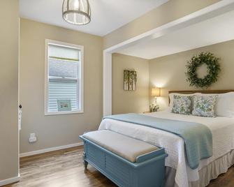 Private Cottage on Crooked Lake - Alanson - Bedroom