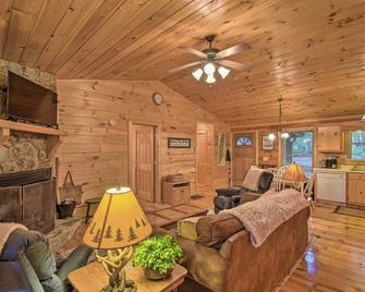 Pinot and Pine Chic Log Cabin about 5 Mi to Blue Ridge - Blue Ridge - Living room
