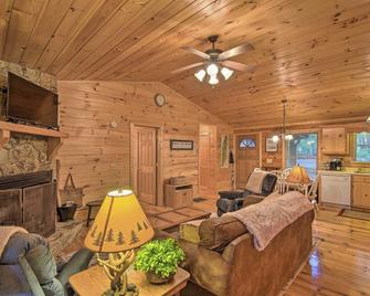 Pinot and Pine Chic Log Cabin about 5 Mi to Blue Ridge - Blue Ridge - Living room