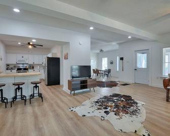 Modern Farmhouse Renovated 2023 - Alexandria Bay - Huiskamer