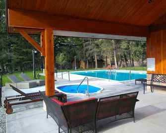 Fairmont Mountain Bungalows - Fairmont Hot Springs - Piscina