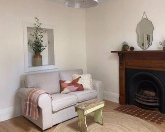 Randell Cottage - Adelaide Hills - Cosy Rustic Hideaway - Gumeracha - Living room