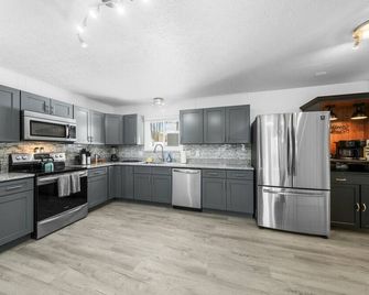 Black Bear At Heron Hill Retreat Hot Tub On Lake! - Streetsboro - Kitchen