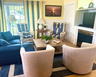 Charming Cottage Two Blocks from Downtown - Green Lake - Living room