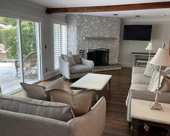 Lake Front, Dock, Tennis Courts, Pool, Hot Tub, Gated, Oasis - Flowery Branch - Living room