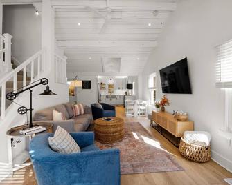 Gorgeous Loft Style House w/ Luxury, Charm, & Comfort - Lutherville Timonium - Living room