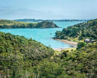 Delamore Cove - Manuka | Stay Waiheke - Surfdale - Playa