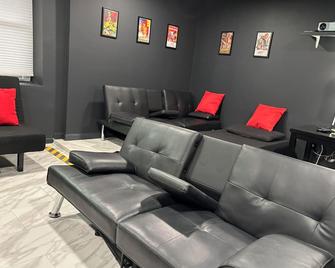 Mayors Manor, Zen Garden Oasis, Hot Tub & Sauna in Central Chicago, 8-12 guests - Chicago - Living room