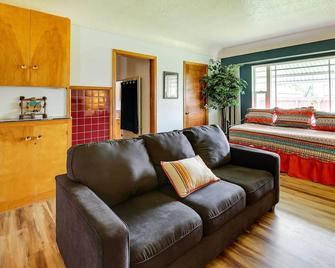 Spacious Wyoming Retreat: Fishing & Hunting - Torrington - Вітальня