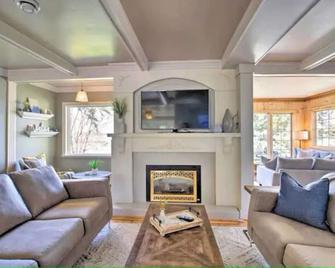 Spacious 7br Leech Lake Home | 7 Bed, 5 Bath - Walker - Living room