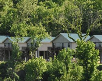 Anglers Riverfront Cabins - Mountain View - Building