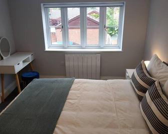 New Serviced 2-bed Apartment - inc private parking - Lutterworth - Bedroom