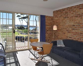 Mollymook Surf Beach Motel And Apartments - Mollymook - Living room