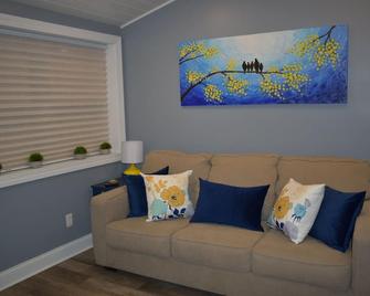 Recently remodeled Nauvoo home, 7 acres on the river - Nauvoo - Living room