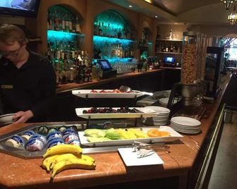 Cypress Inn - Carmel-by-the-Sea - Buffet