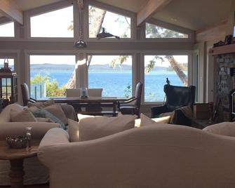 'The WhaleHouse'~ Upscale, 4000 Sq Ft Home For Large Family / 3.8 acres - Port McNeil - Sala de estar