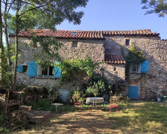 A break on the causse, between Larzac and Cévennes - Alzon - Edificio