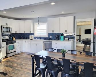 Starved Rock Retreat! Hot tub, Game room, King Bed, Pet Friendly! - Ottawa - Kitchen