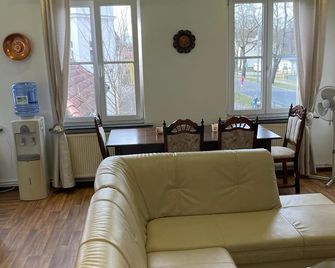 Triple Room - Lekoma Pension - Trebbin - Wohnzimmer