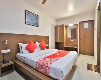 Oyo 14837 Hotel Uberoi Anand - Bareilly - Bedroom