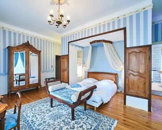 Chateau De La Richerie - Beaurepaire - Bedroom