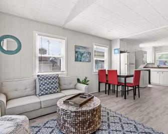 The Salty Dog | Pet Friendly | Private Yard - Hampton - Wohnzimmer