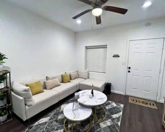 Simple & Comfy 2 bed/2 bath near DTLA - Los Angeles - Living room
