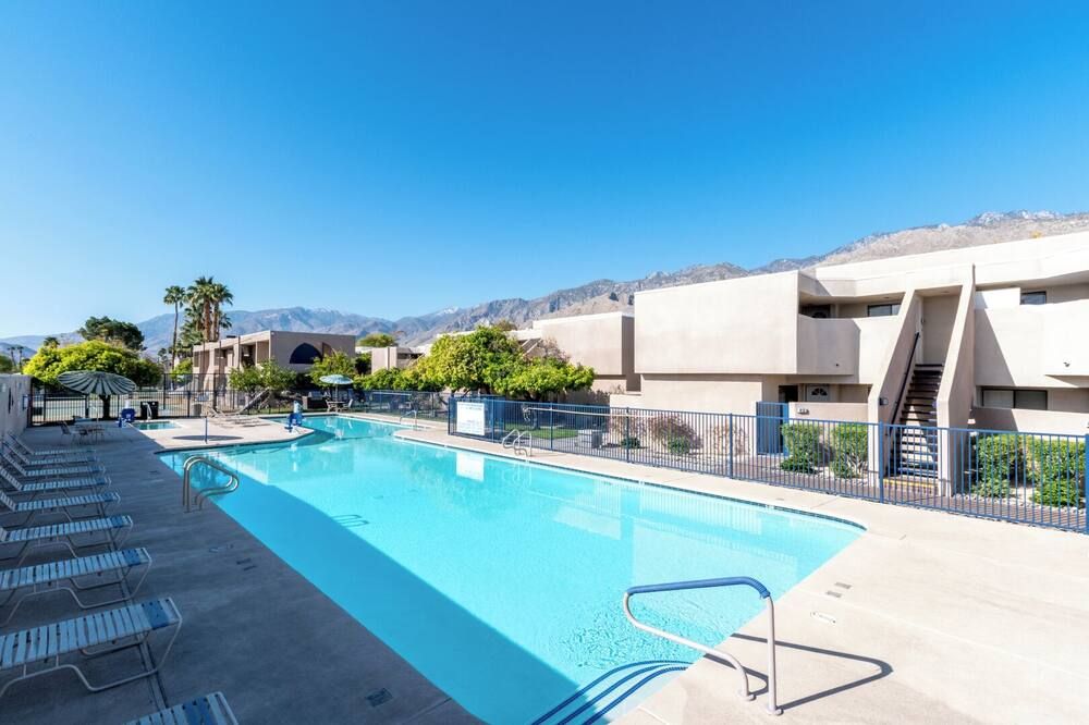 2 Spacious Units, Outdoor Pool, Kitchen, Free Parking! - פאלם ספירנגס - בריכה