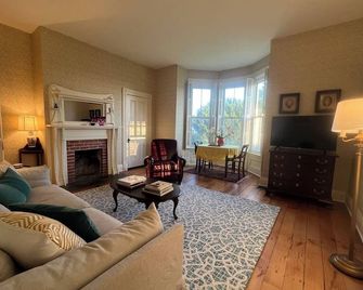 Historic farmhouse near Marshall with epic sunsets - Marshall - Living room