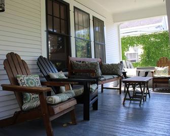 Excellent Location, Private Outdoor Hot Tub, Downtown Burlington Home - Burlington - Patio
