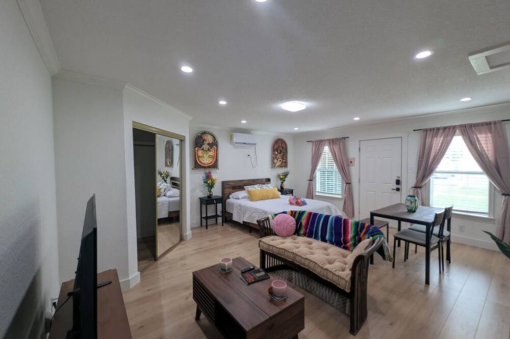 Cozy Casita in charming San Antonio Close to Downtown & Pearl - San Antonio - Bedroom