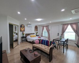 Cozy Casita in charming San Antonio Close to Downtown & Pearl - San Antonio - Bedroom