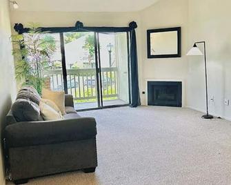 Lovely 2/2 with optional 3rd bedroom condo one exit from the Del Mar Racetrack - San Diego - Huiskamer