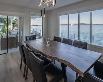 Oceanfront Villa - Ladysmith - Comedor