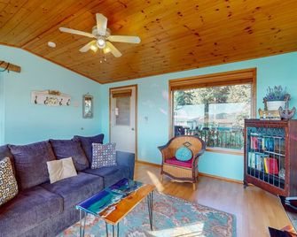 Ocean/mountain view home in Boardman Scenic Corridor with great deck - Brookings - Living room