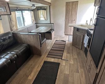 Montana Moon RV #2 on the Lake - Babb - Living room