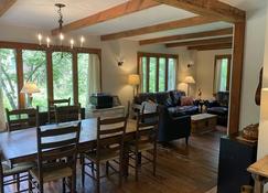 Charming Farmhouse serene amongst the trees - West Tisbury - Jadalnia