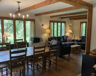 Charming Farmhouse serene amongst the trees - West Tisbury - Dining room