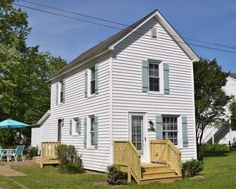 Summer Breeze- Cozy Cottage Close to Town, Fire Pit - Chincoteague - Building
