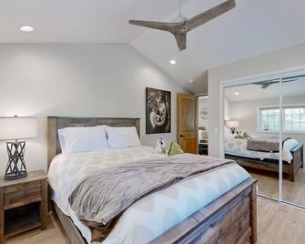 Two Bit Cabin - Deadwood - Bedroom
