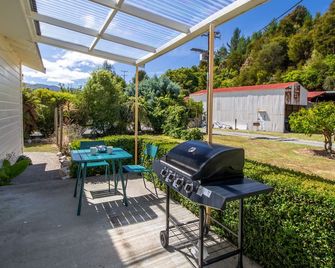 Kauri Cottage - Marahau Holiday Home - موتويكا - شرفة مرصوفة