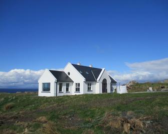 Modern Home in a spectacular setting surrounded by the ea, Islands and Peace - Renvyle - Building