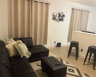 Cozy 1-bedroom apartment in Historic Mill Hill with AC, WiFi - Trenton - Sala de estar