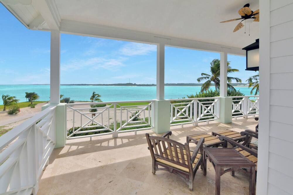 Emerald Escape Vacation Villa - Rokers Point Settlement - מרפסת