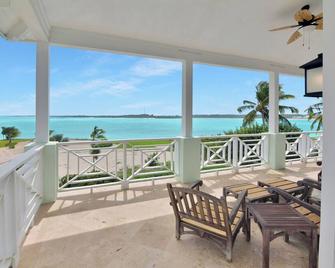 Emerald Escape Vacation Villa - Rokers Point Settlement - מרפסת