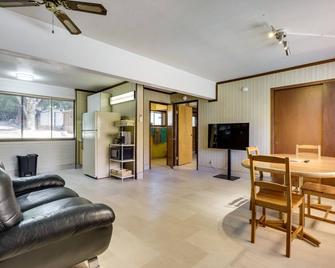 Vacation Rental 2 Mi to Clearlake Oaks Boat Launch - Clearlake Oaks - Living room