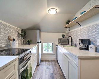 Dtwn Golden Apt Less Than 9 Mi to Red Rocks Amphitheater! - Golden - Kitchen