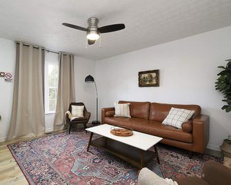 Relaxing 2 beds with 2 separate baths townhouse l Perfect for family or business - Cartersville - Wohnzimmer